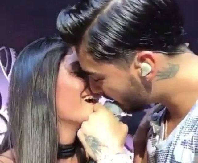 Maluma subió a una fan al escenario y le partió la boca con un apasionado beso