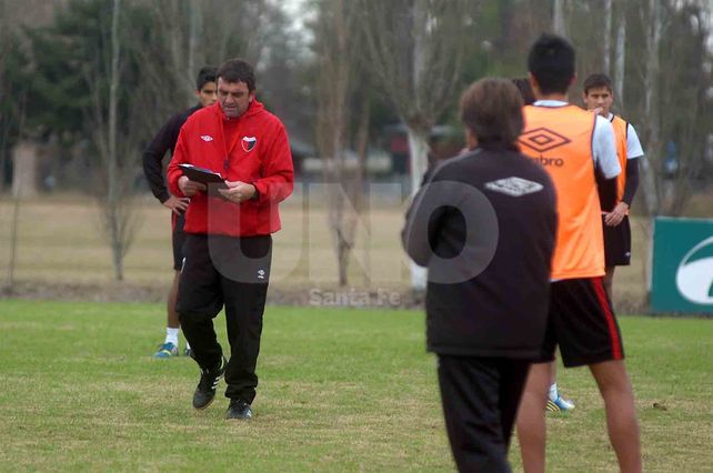 Apuntes. Diego Osella en la práctica de ayer con la carpeta de anotaciones en la mano observando el entrenamiento.