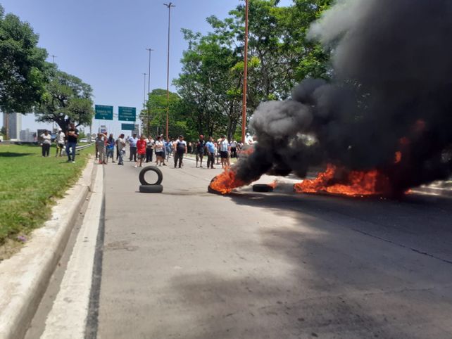 Diálogo tenso entre la jefa de la policía y pescadores en el ingreso al viaducto Oroño: sólo habrá corte de media calzada durante las protestas