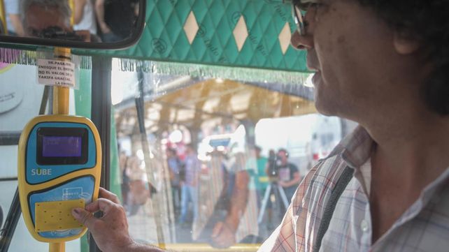 Con aumentos de 45%, el boleto de colectivo en Buenos Aires pasa a $77 y del tren a $38
