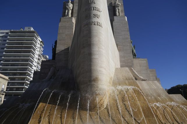 Realizaron tareas de mantenimiento en la flamante fuente del Monumento