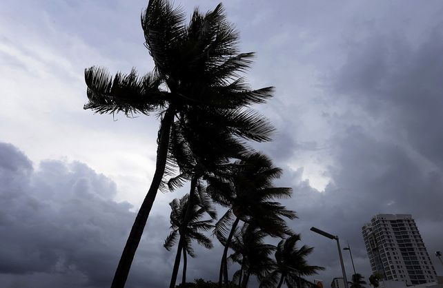 Fuertes imágenes al golpear con fuerza el huracán Irma a las costas de Puerto Rico