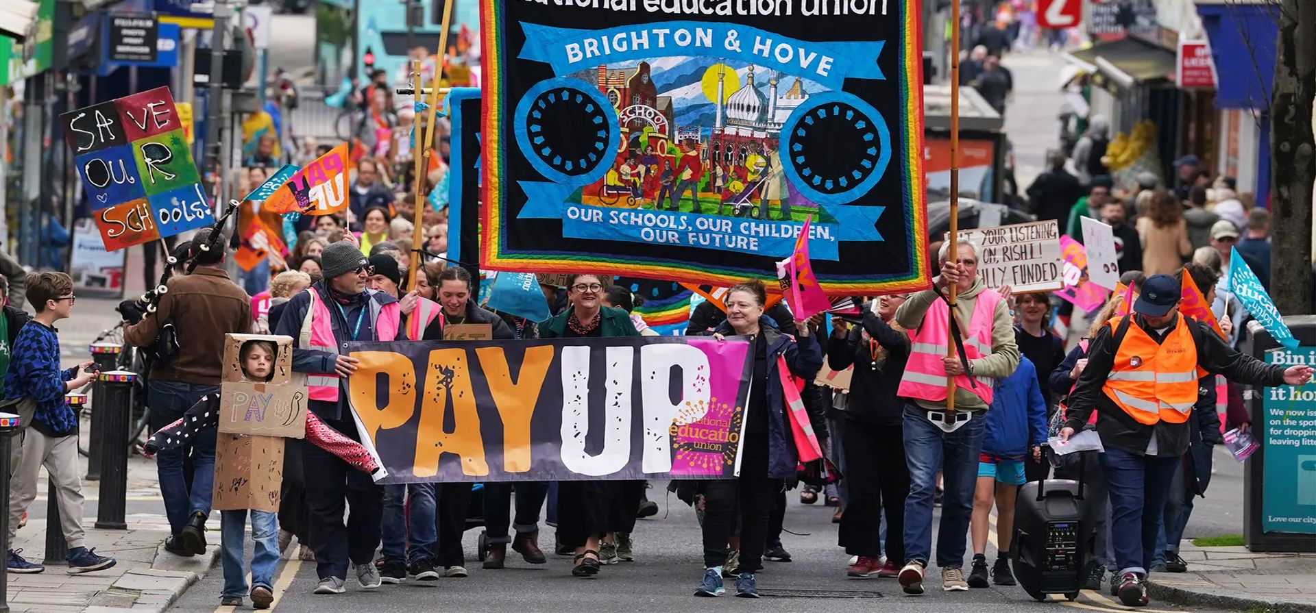 Brighton, Reino Unido. Mary Bousted (centro), secretaria general conjunta del Sindicato Nacional de Educación, se une a los miembros de los docentes en una manifestación mientras organizan huelgas en toda Inglaterra en una disputa por los salarios. Fotografía: Gareth Fuller/PA