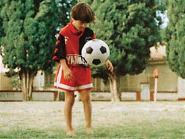 Una de las primeras imágenes de la Pulga con la camiseta leprosa en las inferiores.