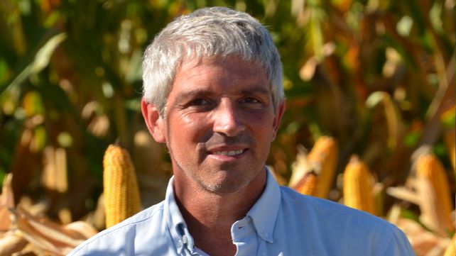 Al frente. José Parmigiani