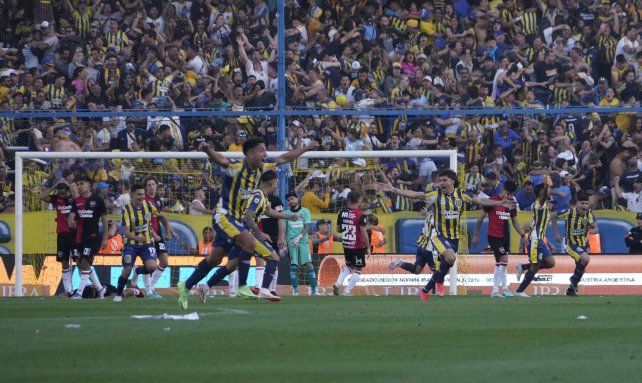 Con alma y vida. Nacho Malcorra ya clavó el golazo de tiro libre y sale a festejarlo junto a sus compañeros. &nbsp;Los jugadores leprosos no tienen consuelo. El diez canalla definió el derbi con un remate fantástico.