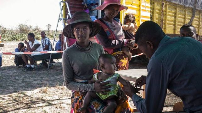 Un enfermero de Médicos Sin Fronteras (MSF) vacuna a un bebé contra la tuberculosis