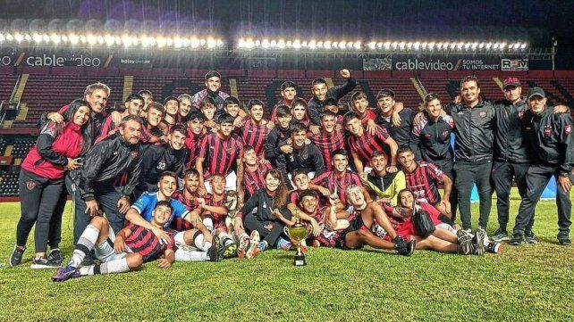 Los jugadores de Patronato celebraron la conquista nacional.