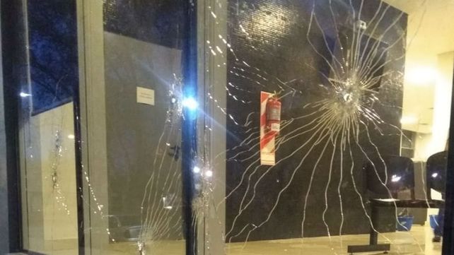 Cristales perforados por las balas en el Centro de Justicia Penal.&nbsp;