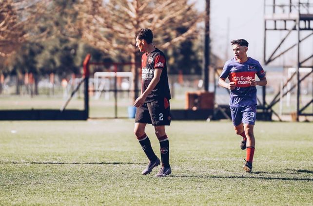 Benjamín Odi, con la 2 de Newell's, jugando para la Lepra frente a Central Córdoba.