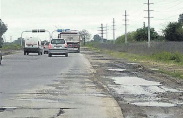 La ruta está totalmente deteriorada.