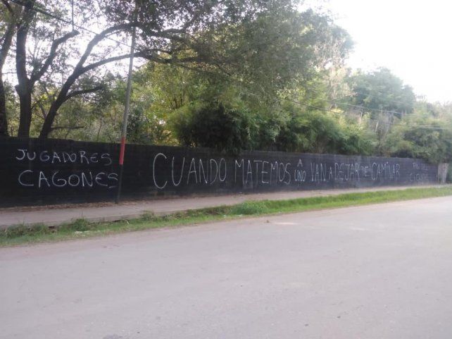 "Cuando matemos a uno van a dejar de caminar", decía la amenaza pintada con aerosol blanco en inmediaciones de Bella Vista. 