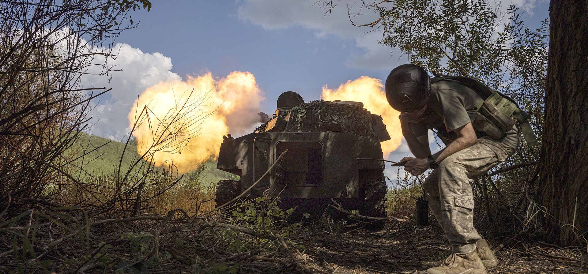 La artillería autopropulsada ucraniana dispara contra las fuerzas rusas en la región de Kharkiv, Ucrania, el 24 de agosto de 2022. Hace seis meses, el presidente ruso, Vladimir Putin, envió tropas a Ucrania en un acto de agresión no provocado, lo que inició el mayor conflicto militar en Europa desde la Segunda Guerra Mundial. Putin esperaba una victoria rápida, pero se ha convertido en una guerra de desgaste.