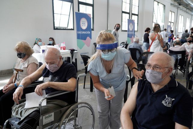 Vacunación a adultos mayores desarrollada en Rosario durante la semana.