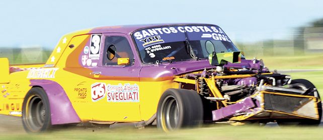 Hizo trompita. Svegliati rompió el frente y corrió una vuelta y media con el caucho delantero derecho a punto de desbandarse. Así se coronó en TC4000 del Sur. (Foto: Néstor Juncos)