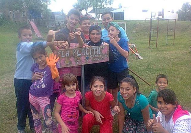 Grandes y chicos se unieron para recuperar la plaza