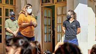 La Peque Pareto, la directora y los chicos en un hermoso recibimiento en el hogar.
