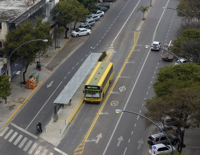 El Metrobus comenzó a funcionar en su primer tramo desde el 30 de junio de 2016 por avenida Alberdi entre Salta y Portugal. Algunos vecinos y una edila oficialista quieren eliminarlo.