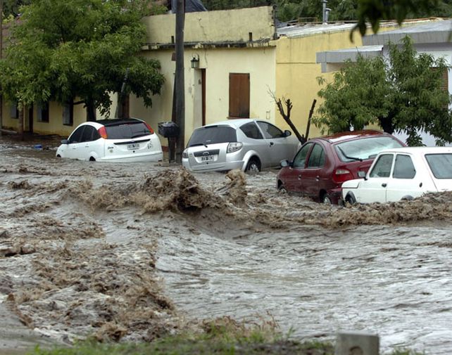 El desborde de los ríos luego de una lluvia torrencial produjo inundaciones en varias localidades cordobesas.