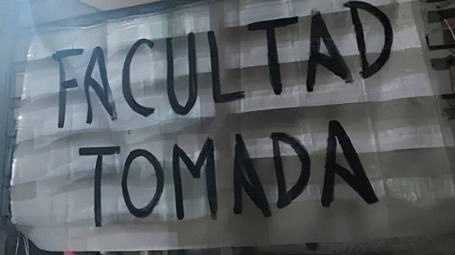 Tomaron la Facultad de Trabajo Social para visibilizar la crisis de financiamiento universitario