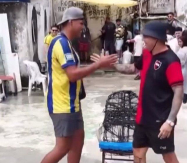 Un hincha de Central y uno de Newells grabaron un video juntos en la Rocinha
