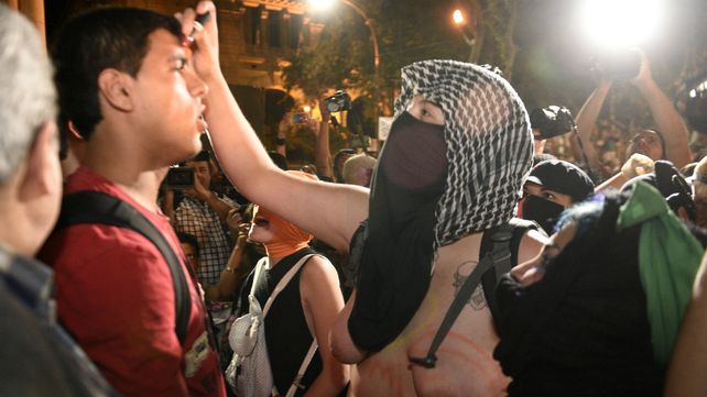 Un grupo de hombres se concentró para rezar frente a la Catedral.