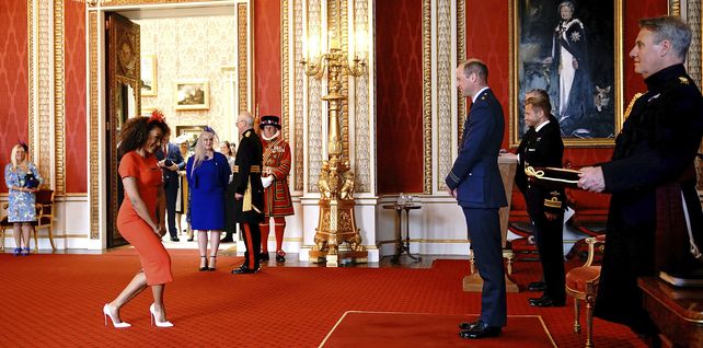 La cantante británica Melanie Brown es nombrada OBE (Oficial de la Orden del Imperio Británico) por el Príncipe William, durante una ceremonia de investidura, en el Palacio de Buckingham, en Londres, el miércoles 4 de mayo de 2022.