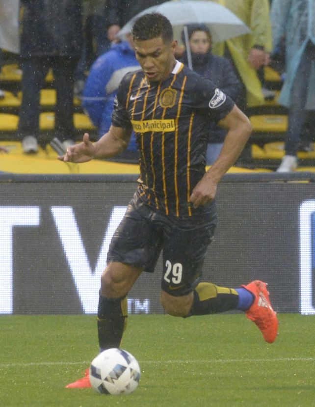 Mala pata.Teo Gutiérrez debutó con la casaca canalla ante Defensa y se retiró lesionado.