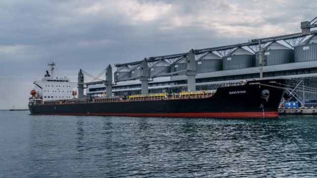 Un barco cargado con cereales en un puerto ucraniano.