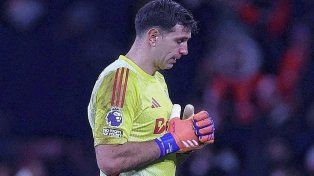 Dibu Martínez recibió tres goles en 27 minutos en la derrota de Aston Villa