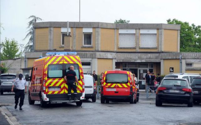 Incomprensible. La escuela de la localidad de Albi donde fue cometido el conmocionante crimen.