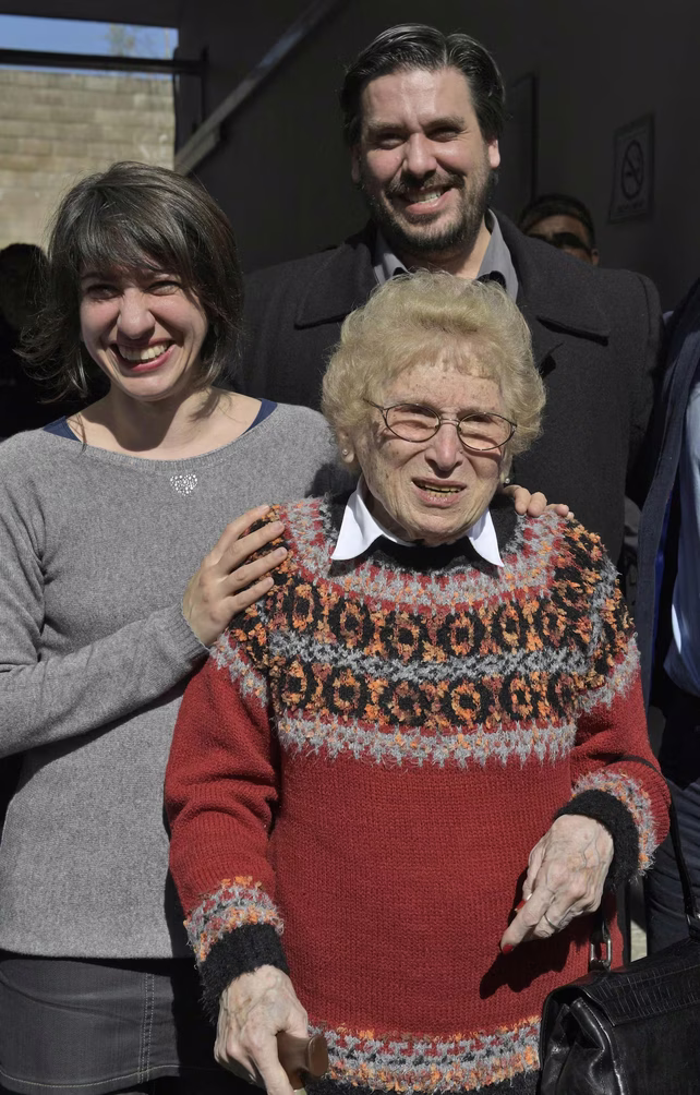 Rosa Tarlovsky de Roisinblit junto a Mariana y Guillermo, sus nietos. 