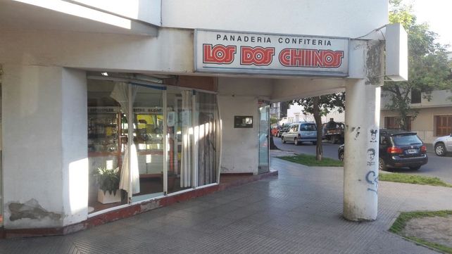 Otra vez rompieron la vidriera de la sucursal de la panadería Los Dos Chinos