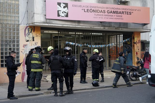 Bomberos Zapadores formaron parte del operativo en la escuela secundaria Leónidas Gambartes.