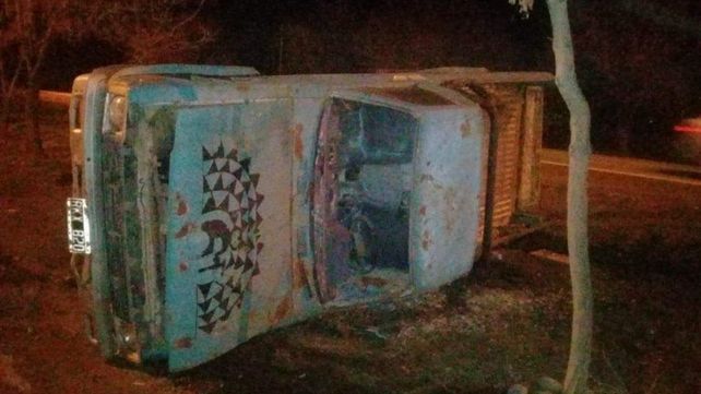 Intentan decapitar un busto de Néstor Kircher y terminan volcando una camioneta