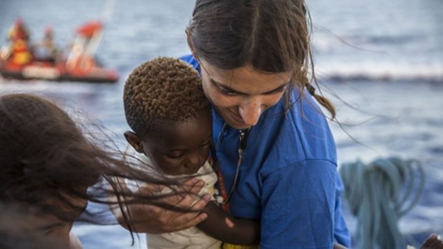 Lampedusa. Trabajadores sociales y militantes asisten a los migrantes.