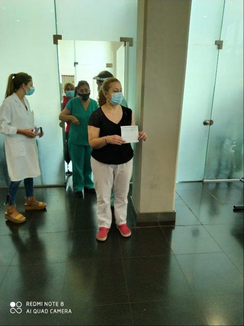 La primera vacunada en el Heca fue Sandra Breitman, técnica de laboratorio.