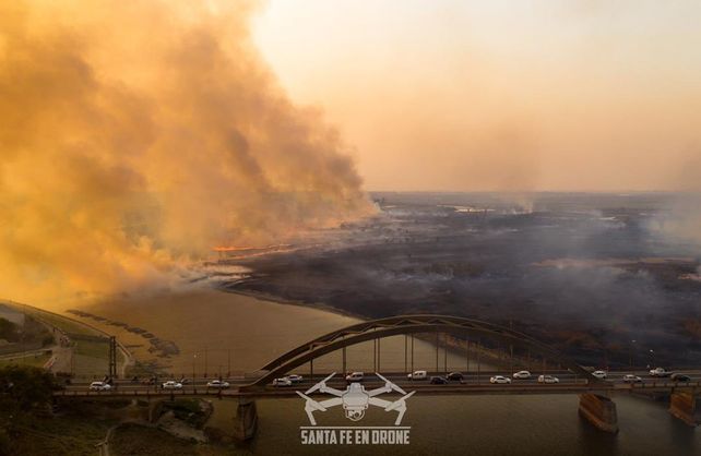Incendio en el bañado del río Salado desde el aire.