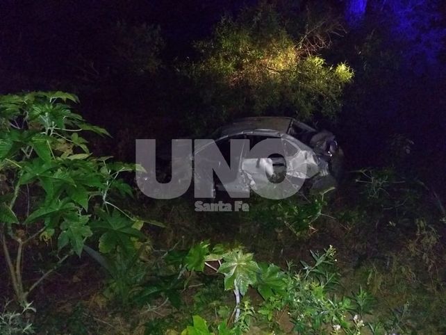 Policías y bomberos rescataron a una mujer atrapada dentro de un automóvil