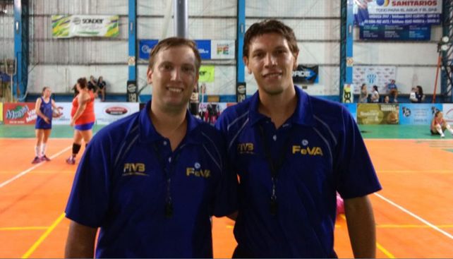 Los hermanos Kranenborg crecen en el árbitraje nacional de vóley
