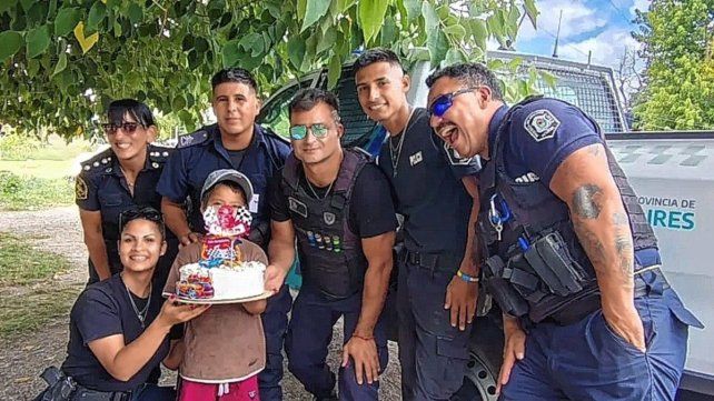 Pedía monedas para festejar su cumpleaños y la policía lo sorprendió.
