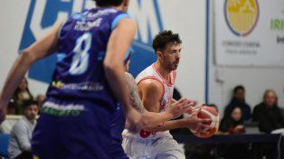 Adrián Boccia trata de penetrar la zona pintada. Provincial venció bien en Curuzú Cuatiá y tiene una gran chance de seguir avanzando en la Liga Federal de Básquet.