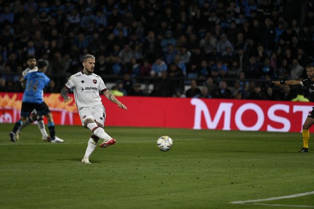 Pipa Benedetto erró un penal ante Belgrano en Córdoba.