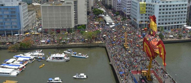 Delirio. Las agrupaciones no oficiales abrieron ayer la fiesta desfilando por la avenida Rio Branco.