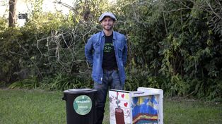 Mario Parodi y las composteras que armaron en el Club Huella Ecológica.