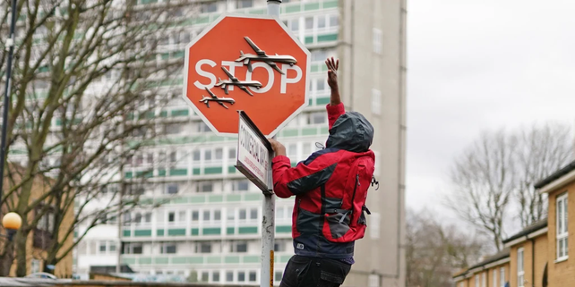 Uno de los ladrones arranca la señal de Stop con tres drones que Bansky había isntalado poco antes.&nbsp;