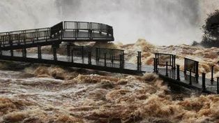Cierran el acceso a las cataratas del Iguazú por las crecidas