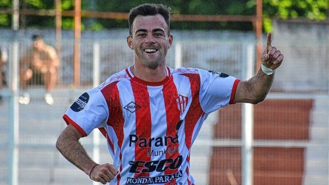 Atlético Paraná goleó y avanzó a la tercera fase del Regional Amateur