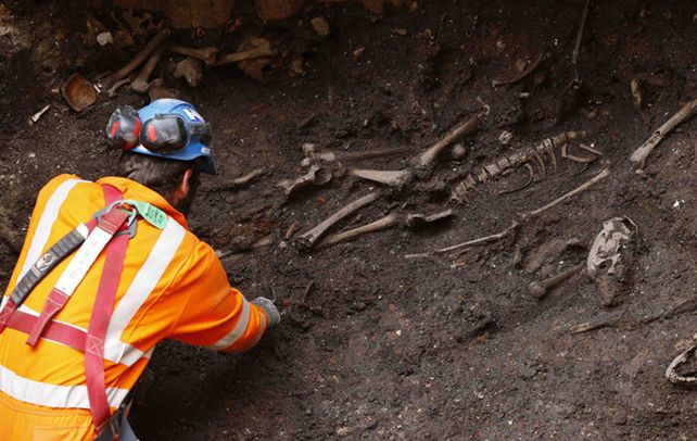 Cementerio. Bajo la city londinense existió un cementerio donde se depositaron cuerpos por centurias.