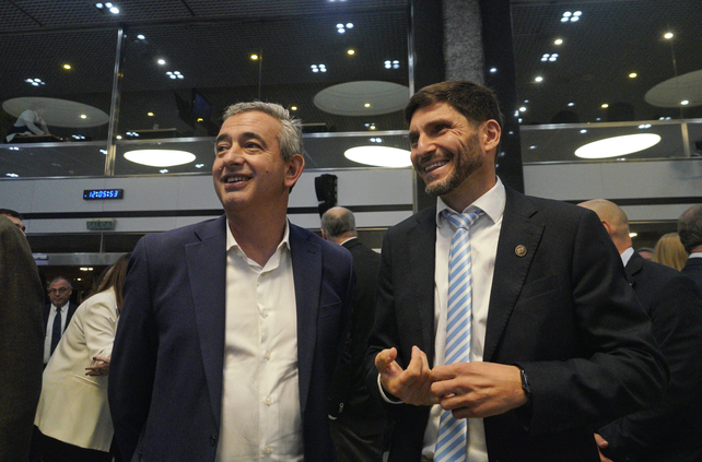 Flanqueado por el intendente Pablo Javkin, el gobernador Maximiliano Pullaro reveló el viernes la fecha de la Convención Constituyente.